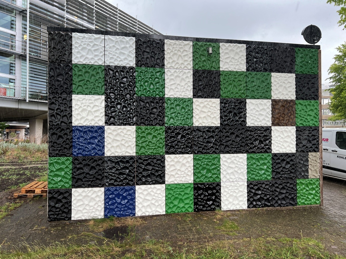 Panelen met verschillende coatings aan het paviljoen voor verouderingstesten