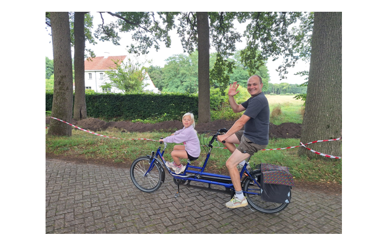 Juriaan van Waalwijk met zijn dochter op vakantie in het projectgebied