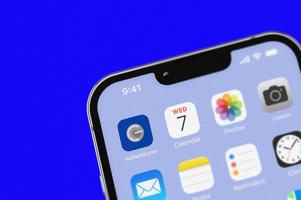 Smartphone met een Authenticator app op het homescreen.