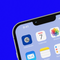Smartphone met een Authenticator app op het homescreen.