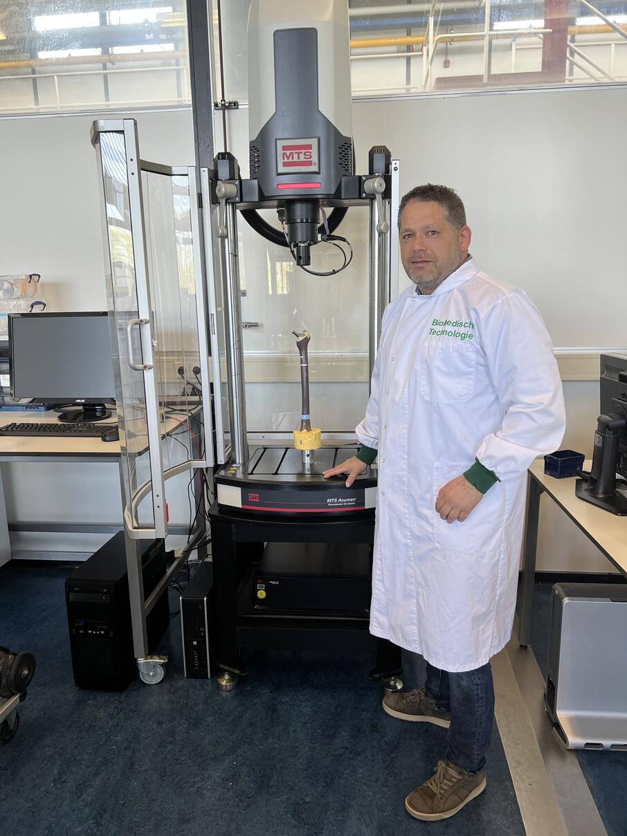 Chris Arts, Associate professor Translational Biomaterials, werkzaam aan zowel Maastricht University en Technische Universiteit Eindhoven toont dat 3D-printen van implantaten mogelijk is.