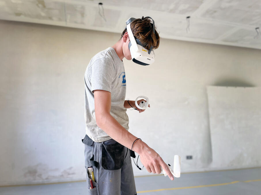 student bouwopleiding met VRbril