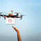 persoon die drone bestuurt