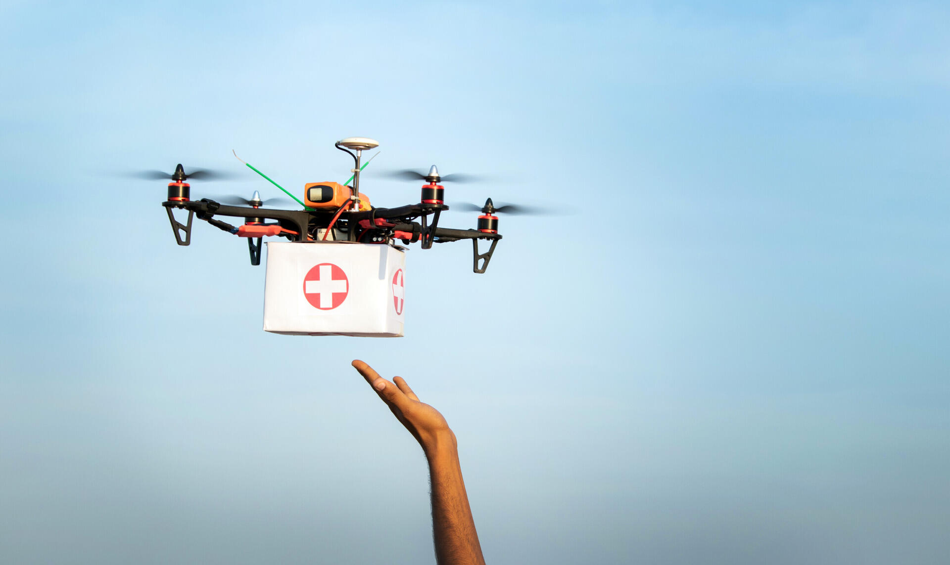 persoon die drone bestuurt