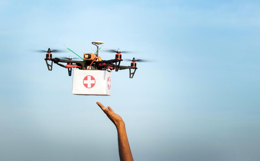 persoon die drone bestuurt