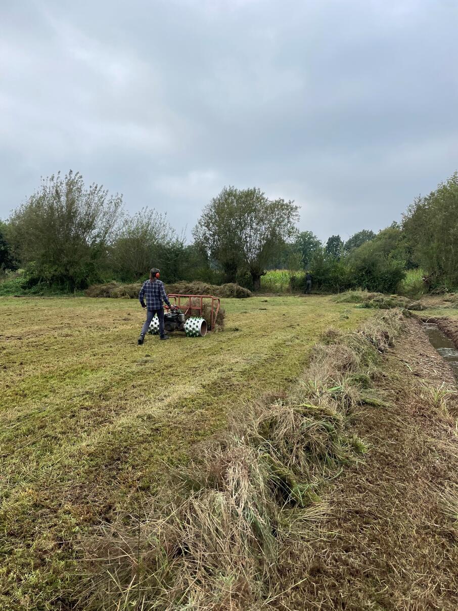 Maaisel afduwen met hydrostatische éénasser BE 12 KMDA