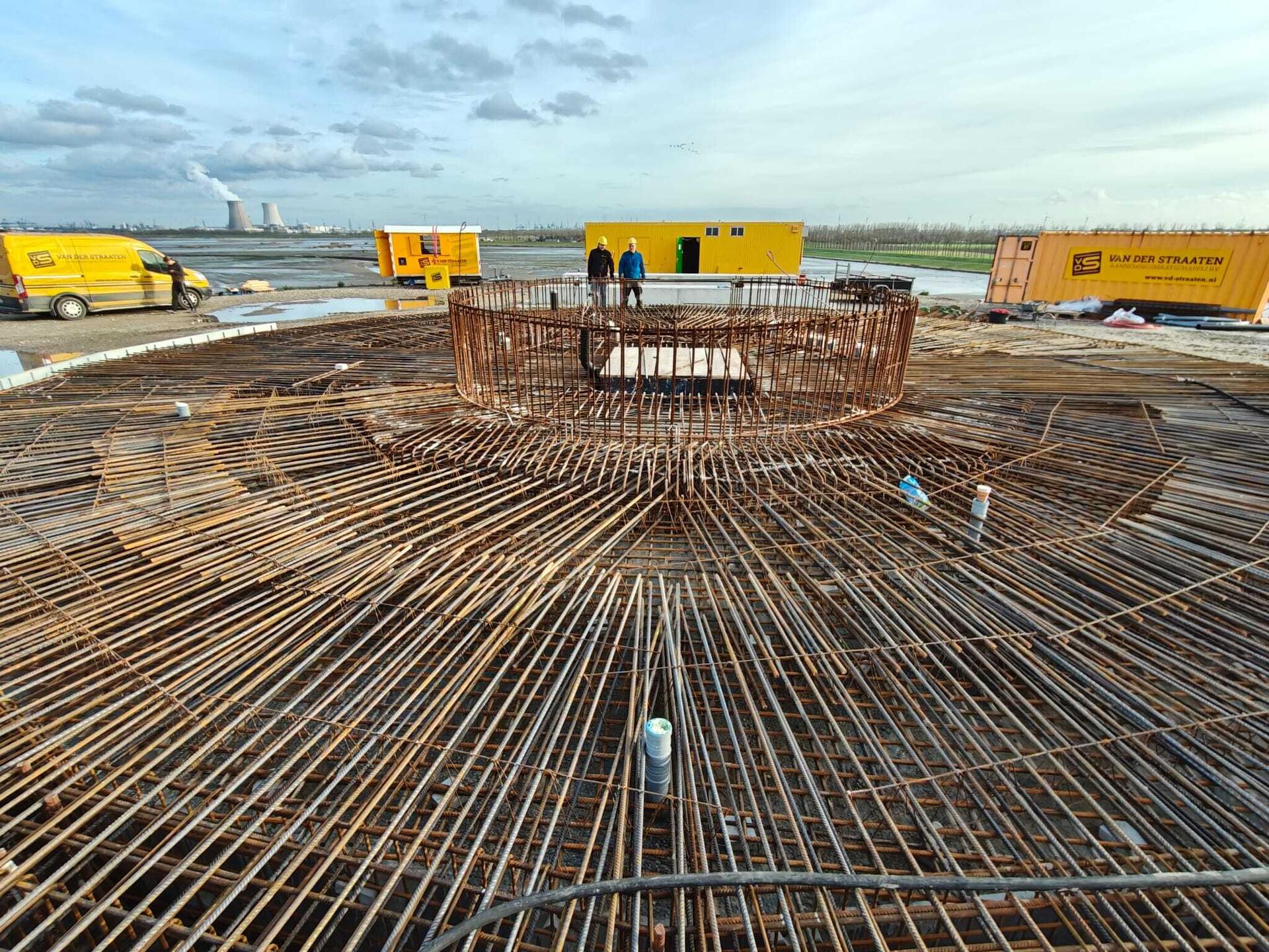 De voorbereidingen voor het leggen van de fundering voor de Panoramatoren.