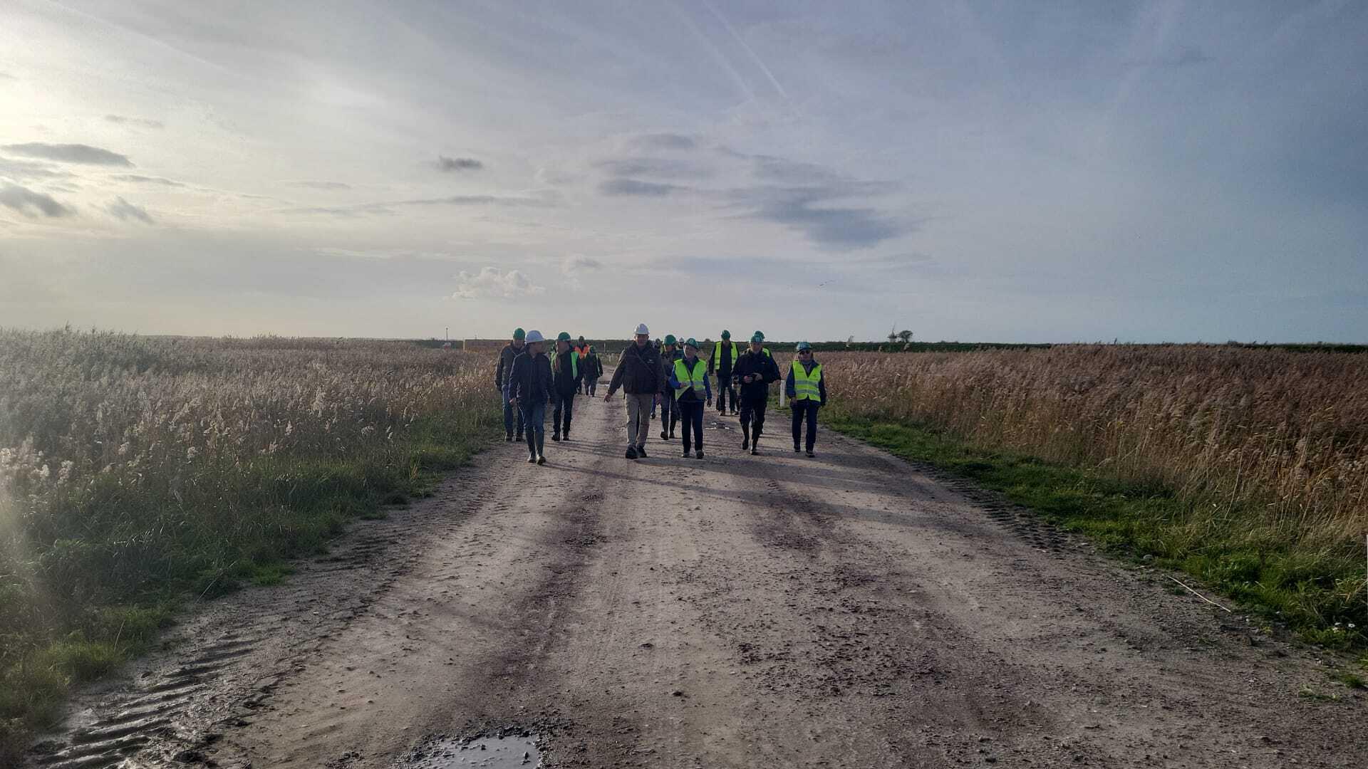 Een groep tijdens de werfwandeling.