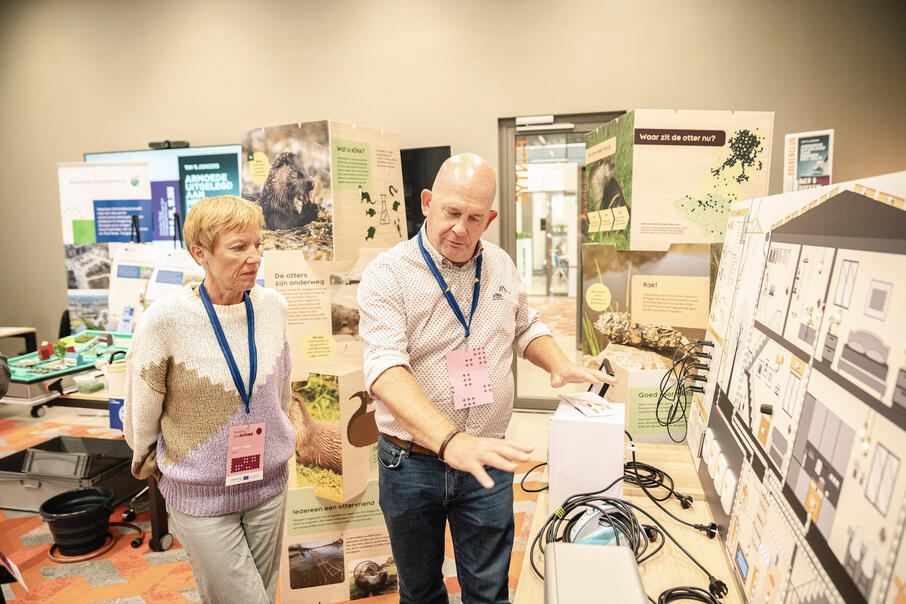 Infostand op de achtergrond tijdens Funding the Future