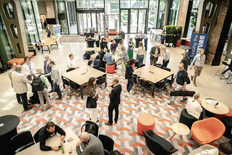 Sfeerbeeld netwerking tijdens Funding the Future
