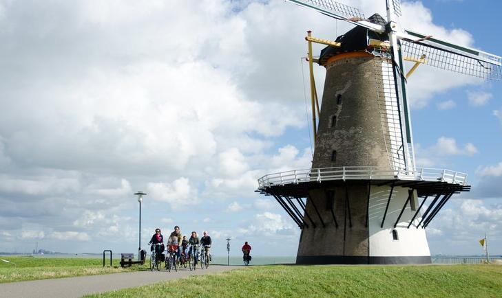 Fietsfoto bij molen in Zeeland