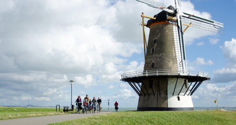 Fietsfoto bij molen in Zeeland